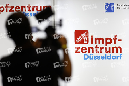 Hendrik Wüst besucht Impfzentrum in Düsseldorf