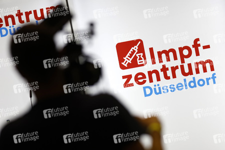 Hendrik Wüst besucht Impfzentrum in Düsseldorf