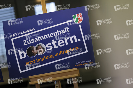 Hendrik Wüst besucht Impfzentrum in Düsseldorf