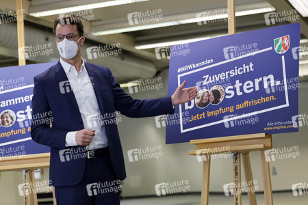 Hendrik Wüst besucht Impfzentrum in Düsseldorf