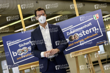 Hendrik Wüst besucht Impfzentrum in Düsseldorf