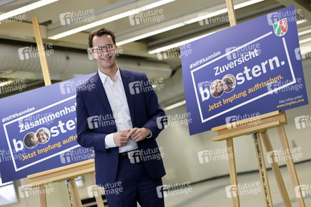 Hendrik Wüst besucht Impfzentrum in Düsseldorf