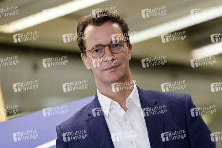 Hendrik Wüst besucht Impfzentrum in Düsseldorf