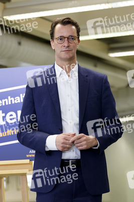 Hendrik Wüst besucht Impfzentrum in Düsseldorf