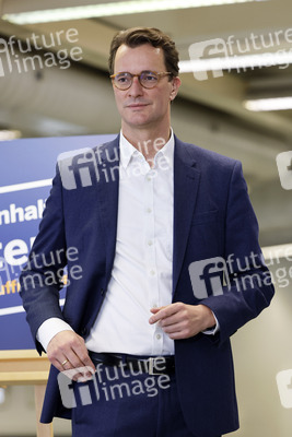 Hendrik Wüst besucht Impfzentrum in Düsseldorf