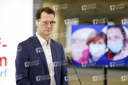 Hendrik Wüst besucht Impfzentrum in Düsseldorf