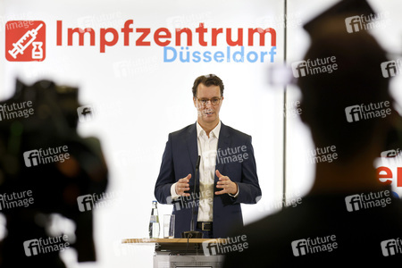 Hendrik Wüst besucht Impfzentrum in Düsseldorf