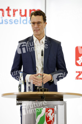 Hendrik Wüst besucht Impfzentrum in Düsseldorf