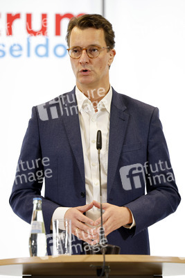 Hendrik Wüst besucht Impfzentrum in Düsseldorf