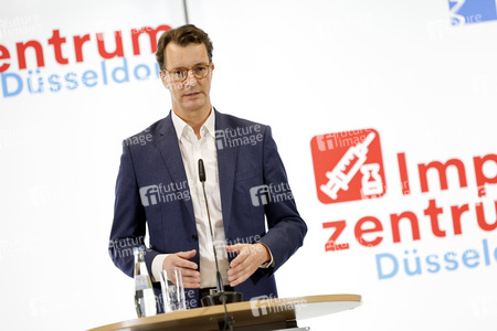Hendrik Wüst besucht Impfzentrum in Düsseldorf