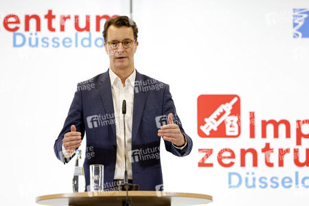 Hendrik Wüst besucht Impfzentrum in Düsseldorf