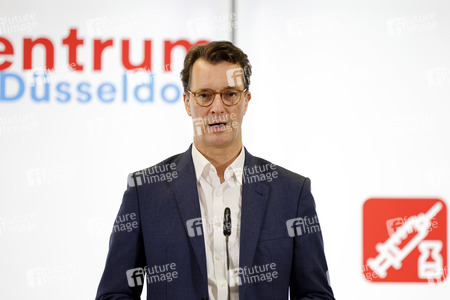 Hendrik Wüst besucht Impfzentrum in Düsseldorf