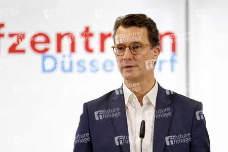 Hendrik Wüst besucht Impfzentrum in Düsseldorf