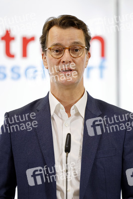 Hendrik Wüst besucht Impfzentrum in Düsseldorf