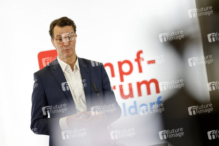 Hendrik Wüst besucht Impfzentrum in Düsseldorf