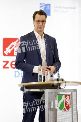 Hendrik Wüst besucht Impfzentrum in Düsseldorf