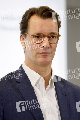 Hendrik Wüst besucht Impfzentrum in Düsseldorf