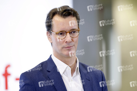 Hendrik Wüst besucht Impfzentrum in Düsseldorf