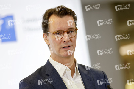 Hendrik Wüst besucht Impfzentrum in Düsseldorf