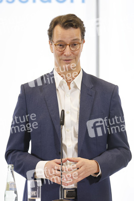 Hendrik Wüst besucht Impfzentrum in Düsseldorf