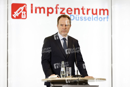 Hendrik Wüst besucht Impfzentrum in Düsseldorf