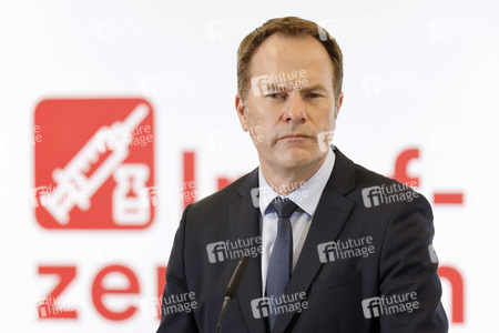 Hendrik Wüst besucht Impfzentrum in Düsseldorf