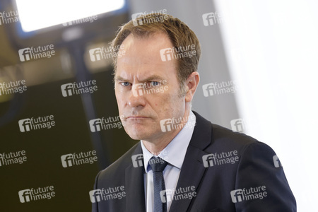 Hendrik Wüst besucht Impfzentrum in Düsseldorf