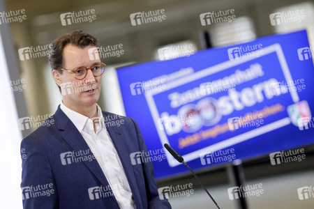 Hendrik Wüst besucht Impfzentrum in Düsseldorf