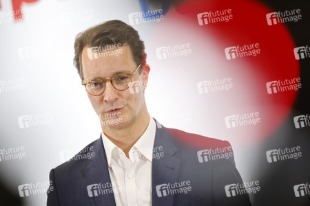 Hendrik Wüst besucht Impfzentrum in Düsseldorf