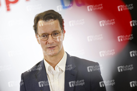 Hendrik Wüst besucht Impfzentrum in Düsseldorf