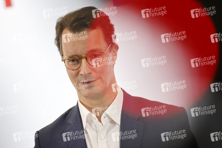 Hendrik Wüst besucht Impfzentrum in Düsseldorf