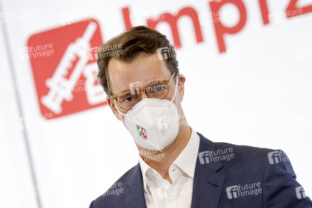 Hendrik Wüst besucht Impfzentrum in Düsseldorf