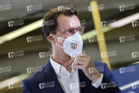 Hendrik Wüst besucht Impfzentrum in Düsseldorf