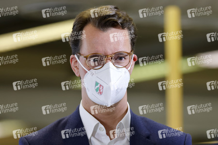 Hendrik Wüst besucht Impfzentrum in Düsseldorf