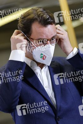 Hendrik Wüst besucht Impfzentrum in Düsseldorf