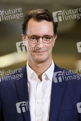 Hendrik Wüst besucht Impfzentrum in Düsseldorf