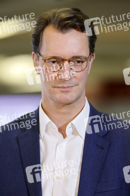 Hendrik Wüst besucht Impfzentrum in Düsseldorf