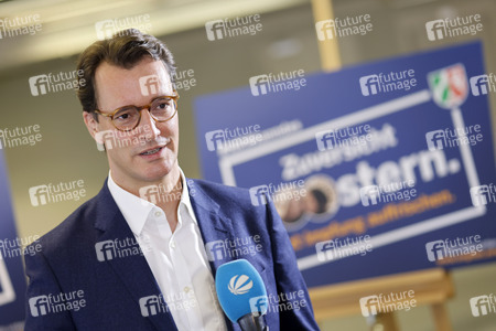 Hendrik Wüst besucht Impfzentrum in Düsseldorf