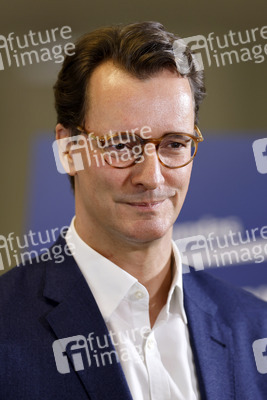 Hendrik Wüst besucht Impfzentrum in Düsseldorf