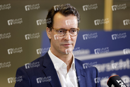 Hendrik Wüst besucht Impfzentrum in Düsseldorf