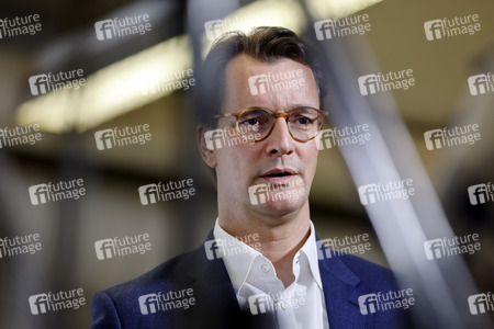 Hendrik Wüst besucht Impfzentrum in Düsseldorf