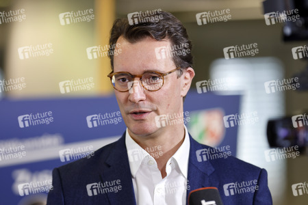 Hendrik Wüst besucht Impfzentrum in Düsseldorf