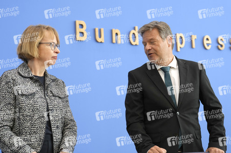 Bundespressekonferenz Vorstellung der Herbstprojektion 2024 der Bundesregierung in Berlin