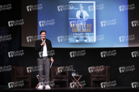 Premierenlesung des Buchs 'Ab unter die Gürtellinie' in Köln