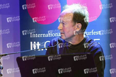 Tana French und Ulrich Noethen auf der lit.Cologne Spezial 2024 in Köln