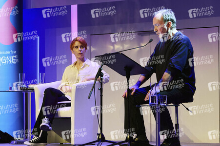 Tana French und Ulrich Noethen auf der lit.Cologne Spezial 2024 in Köln