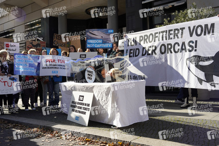 Sarah Connor protestiert mit der Tierrechtsorganisation PETA in Berlin