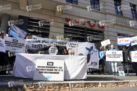 Sarah Connor protestiert mit der Tierrechtsorganisation PETA in Berlin