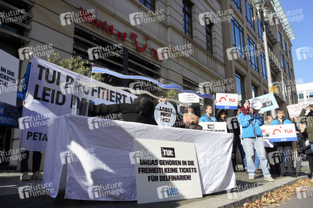 Sarah Connor protestiert mit der Tierrechtsorganisation PETA in Berlin