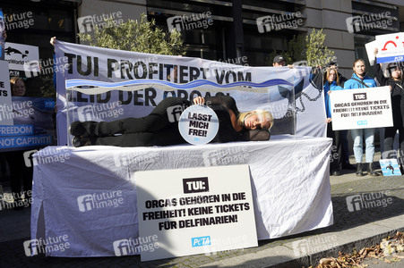 Sarah Connor protestiert mit der Tierrechtsorganisation PETA in Berlin